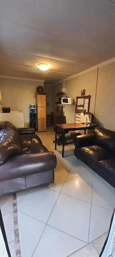 Aandrus Guesthouse Bloemfontein Ngoại thất bức ảnh